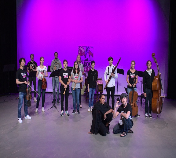 The Barok Bende, formed in 2020, consists of Kano Imada (violin), Manja Kruidhof-Okkerse (violin), Lotte Grotholt (viola), Charlotte Gulikers (cello), Giuseppe Ciraso (double bass), Luís Tasso Athayde Santos (bassoon), Maria Jesus Moreno (oboe), Rodrigo López Paz (oboe), Guy Maori (harpsichord), Lucas Jansen (horn) and Vicent Serra Primo (horn).